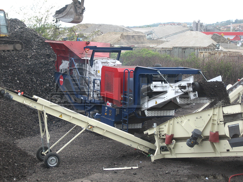 履帶式移動破碎機對比輪胎式移動破碎機有什么優(yōu)勢？