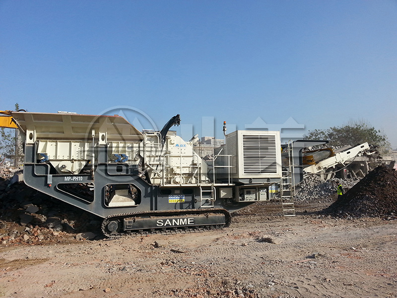 與傳統(tǒng)的固定式破碎機(jī)相比，移動(dòng)破碎站有哪些特點(diǎn)？