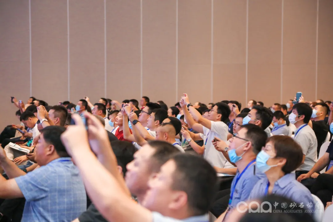 主旨報(bào)告 | 胡幼奕以國際化視角，提出固廢綜合利用和生態(tài)環(huán)境修復(fù)新思路