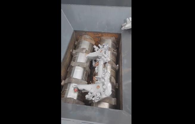 雙軸撕碎機(jī)金屬撕碎機(jī)設(shè)備破碎粉碎廢鋁鑄件視頻